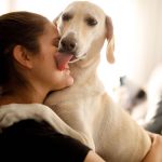 Cachorro lambendo sua tutora