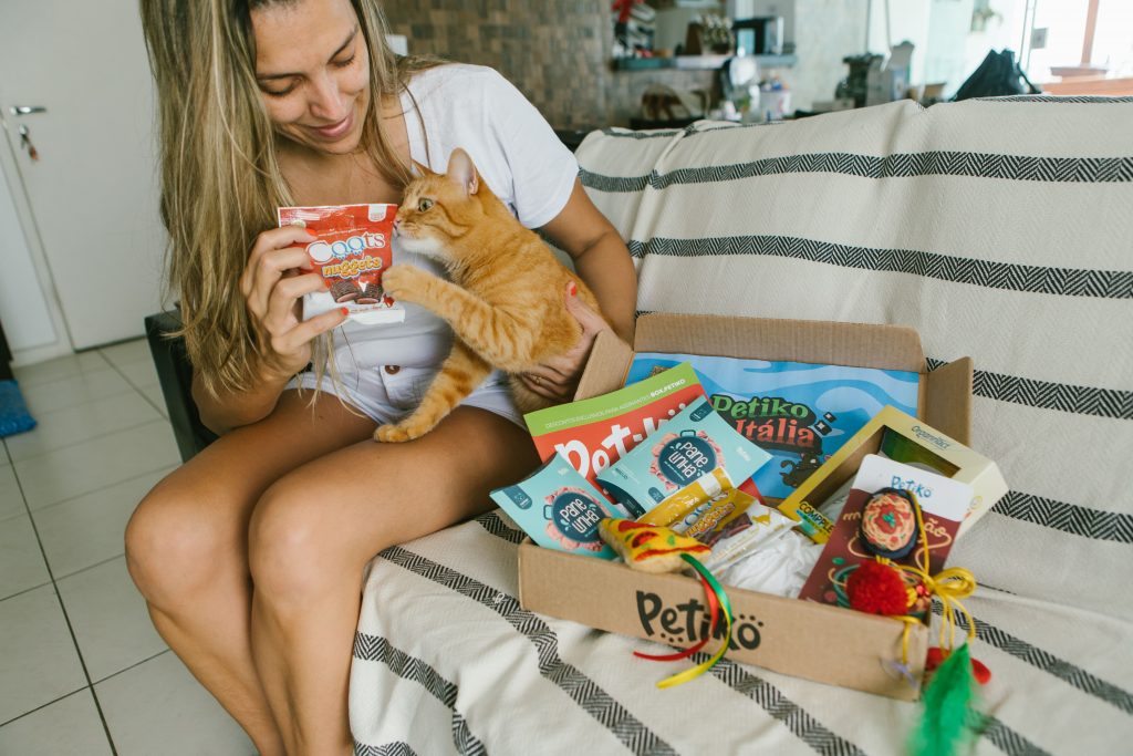 Tutora e seu gato brincando com itens do BOX.Petiko