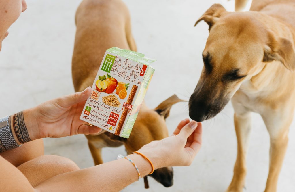 Cães comendo Petisco Spin Pet sabor maçã, cenoura e quinoa enviado no BOX.Petiko
