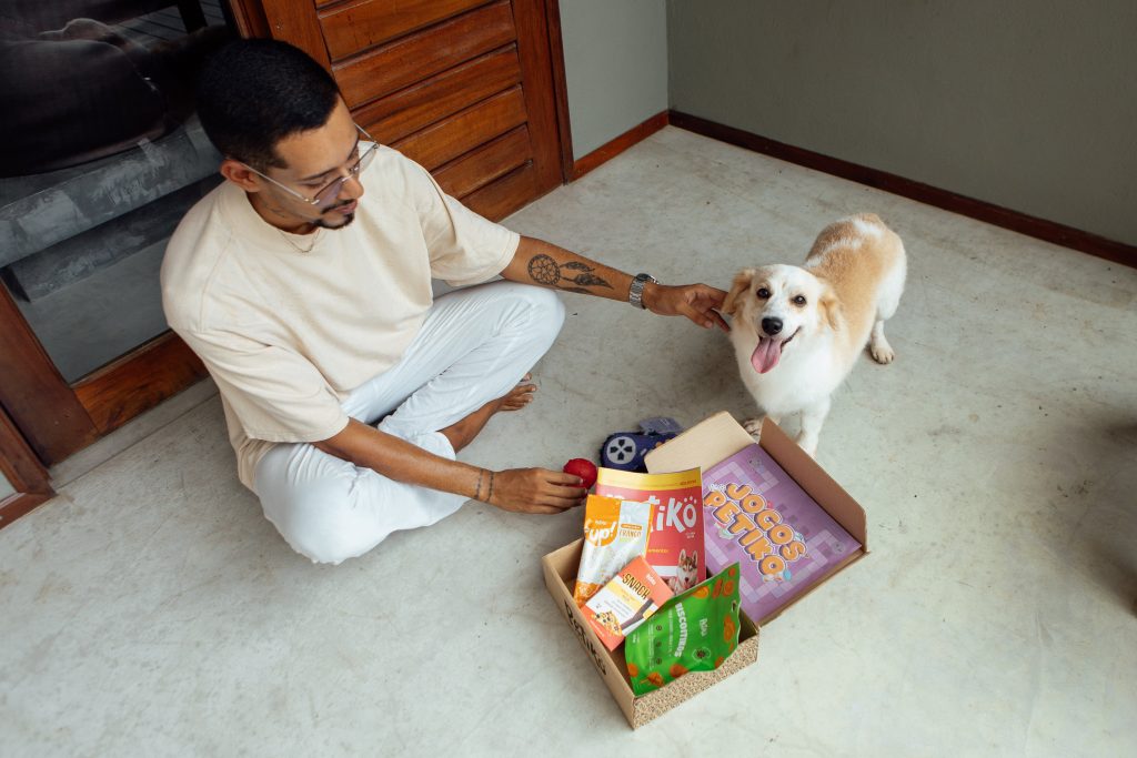 Tutor e seu cachorro interagindo com a Trilha Essencial do BOX.Petiko edição "Jogos"