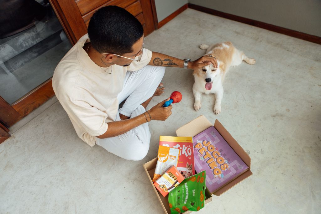 Tutor e seu cachorro interagindo com a Trilha Mordedores do BOX.Petiko edição "Jogos"