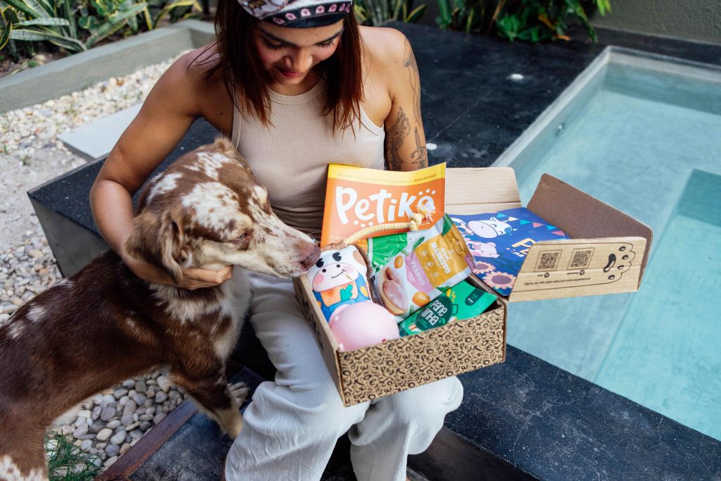 Tutora, junto com seu cachorro, abrindo BOX.Petiko da edição "Petiko na Roça", comemorativa de festa junina