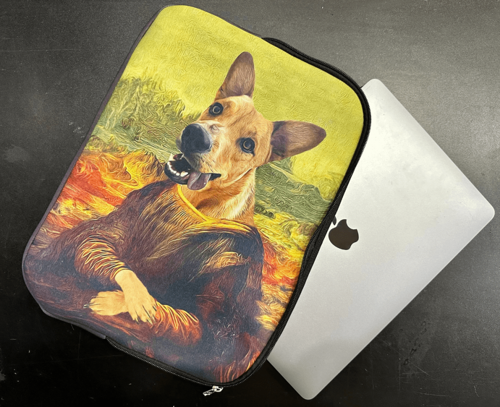 Capa de notebook com estampa de cachorro inspirado no quadro Monalizada, personalização de Cusca Criativa